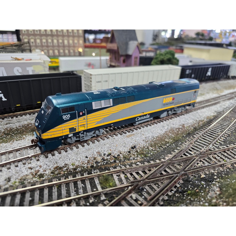 Athearn 99428 HO Scale GE P42DC Diesel VIA Rail 905 - NOS