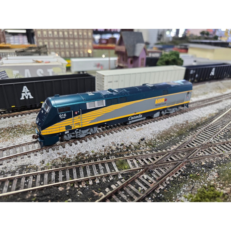 Athearn 99429 HO Scale GE P42DC Diesel VIA Rail 916 - NOS