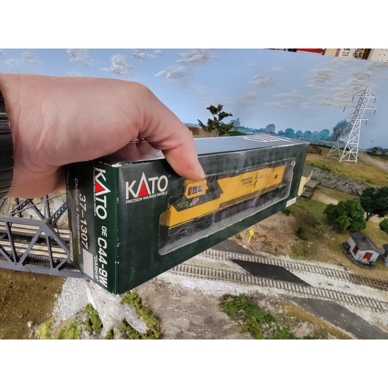 Kato 37-1307 HO Scale GE C44-9W Dash 9 Diesel CNW 8659 - USED