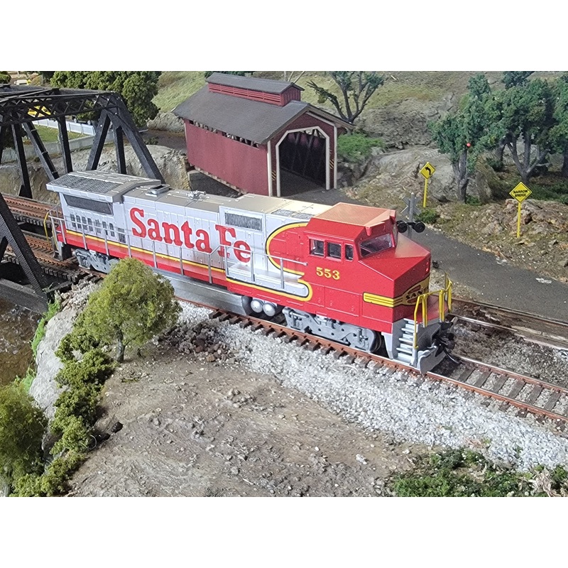 Walthers Trainline 931-168 HO Scale GE Dash 8-40B Diesel Santa Fe ATSF 553 - USED