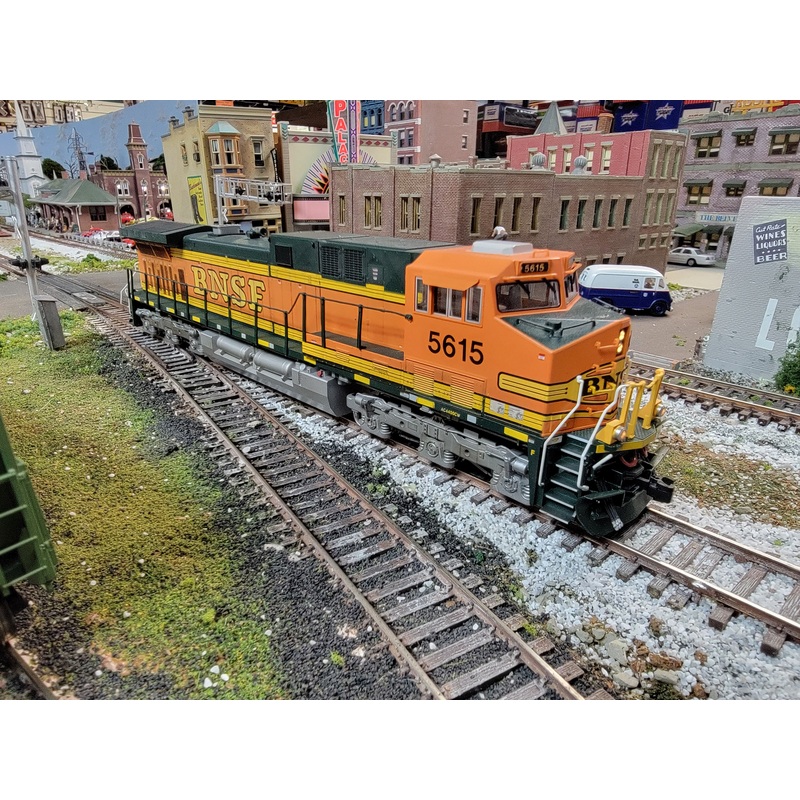 Kato 37-6442 HO Scale GE AC4400CW BNSF 5615 - USED/Weathered