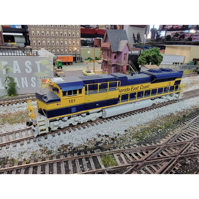 Athearn Genesis G68630 HO Scale EMD SD70M-2 FEC 101 DCC & Sound - Like New USED