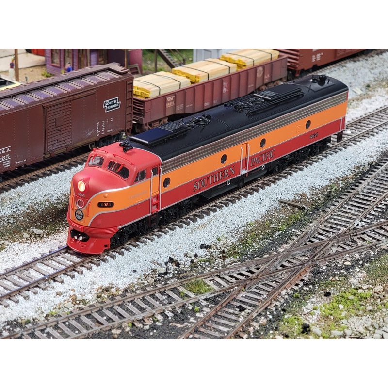 Proto 2000 433-8047 HO Scale EMD E8A Diesel Southern Pacific "Daylight" SP 6053 - USED