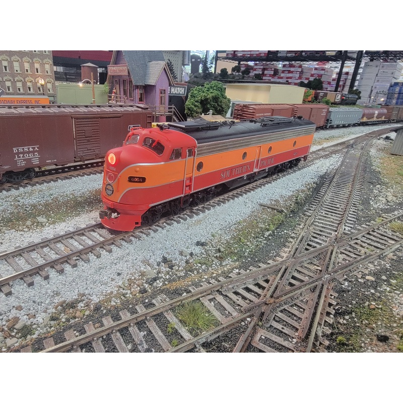 Proto 2000 433-8048 HO Scale EMD E8A Diesel Southern Pacific "Daylight" SP 6054 - USED