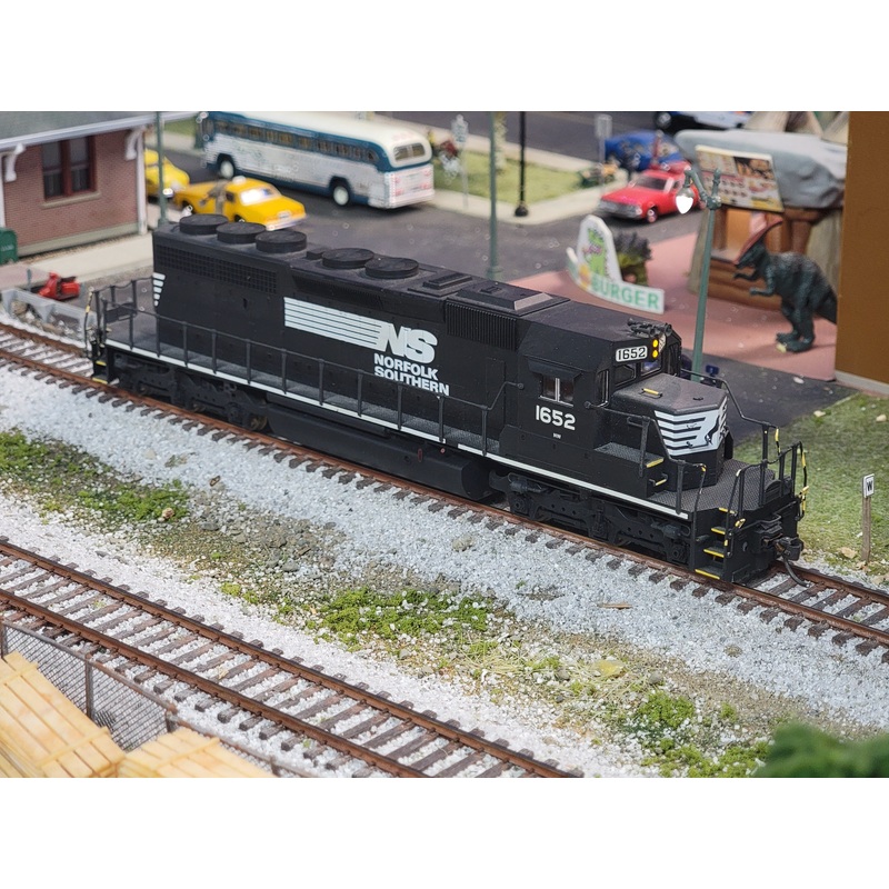 Kato 37-2711 HO Scale EMD SD40-2 Diesel NS 1652 with DCC - USED